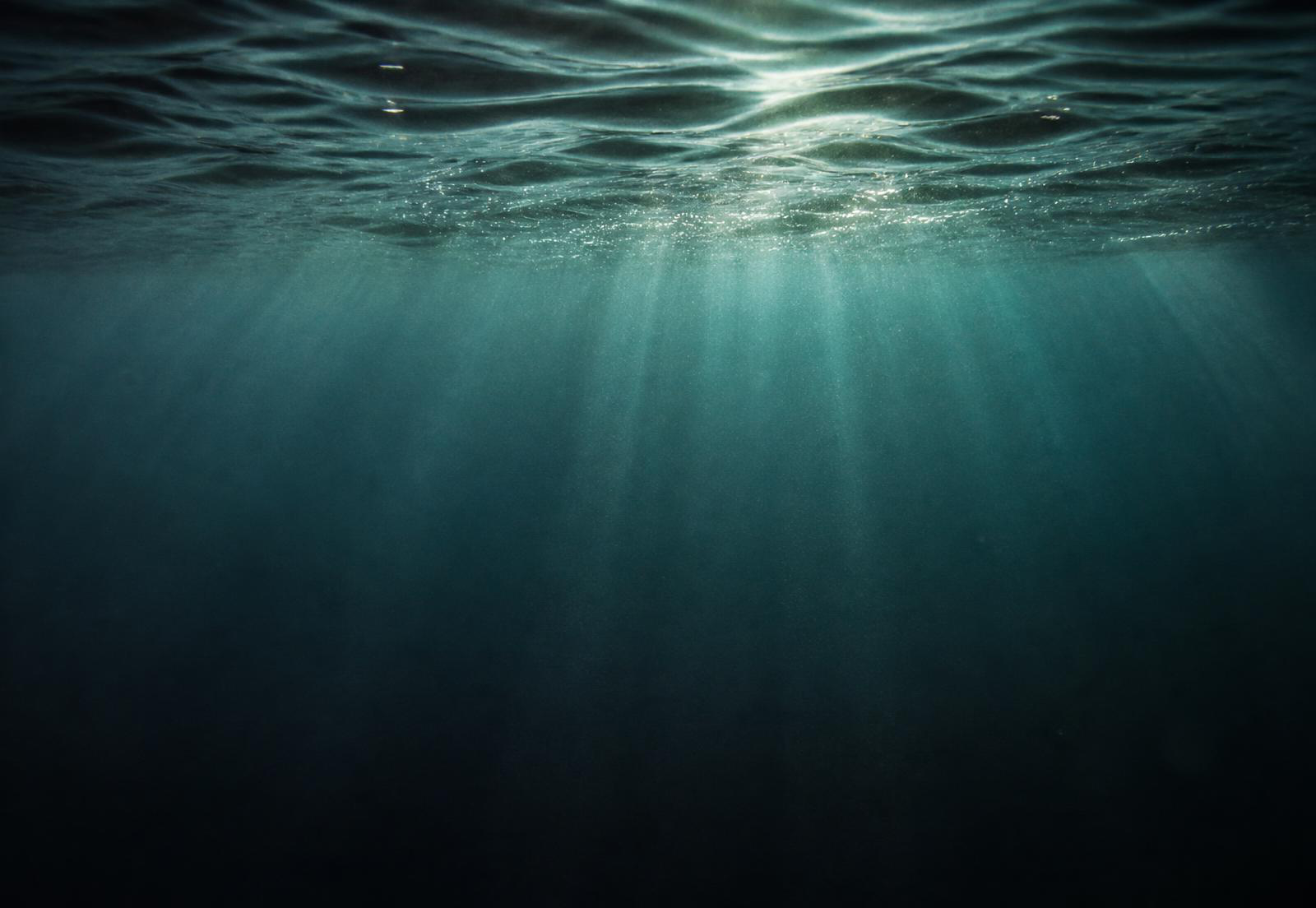 Licht unter der Wasseroberfläche
